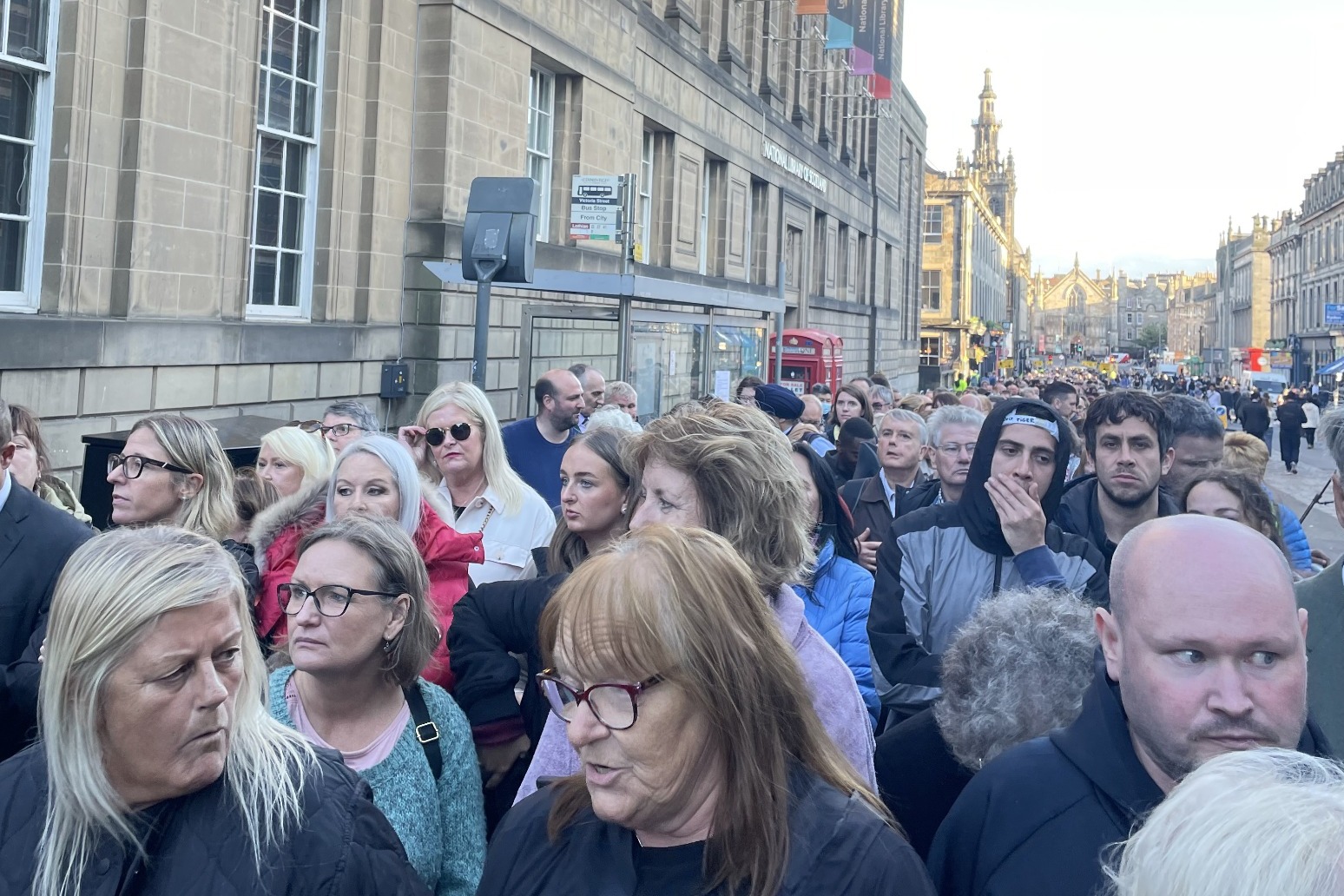 Thousands queue overnight in Edinburgh to pay respects to Queen 