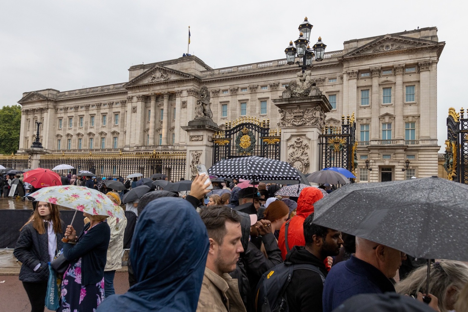 Heavy rain forecast for early-morning mourners in London queue 