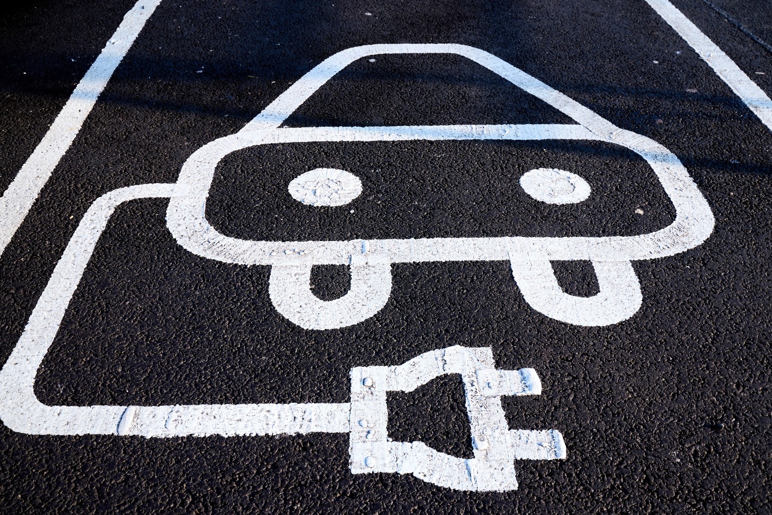 Chancellor urged to cut VAT on public charging of electric cars 