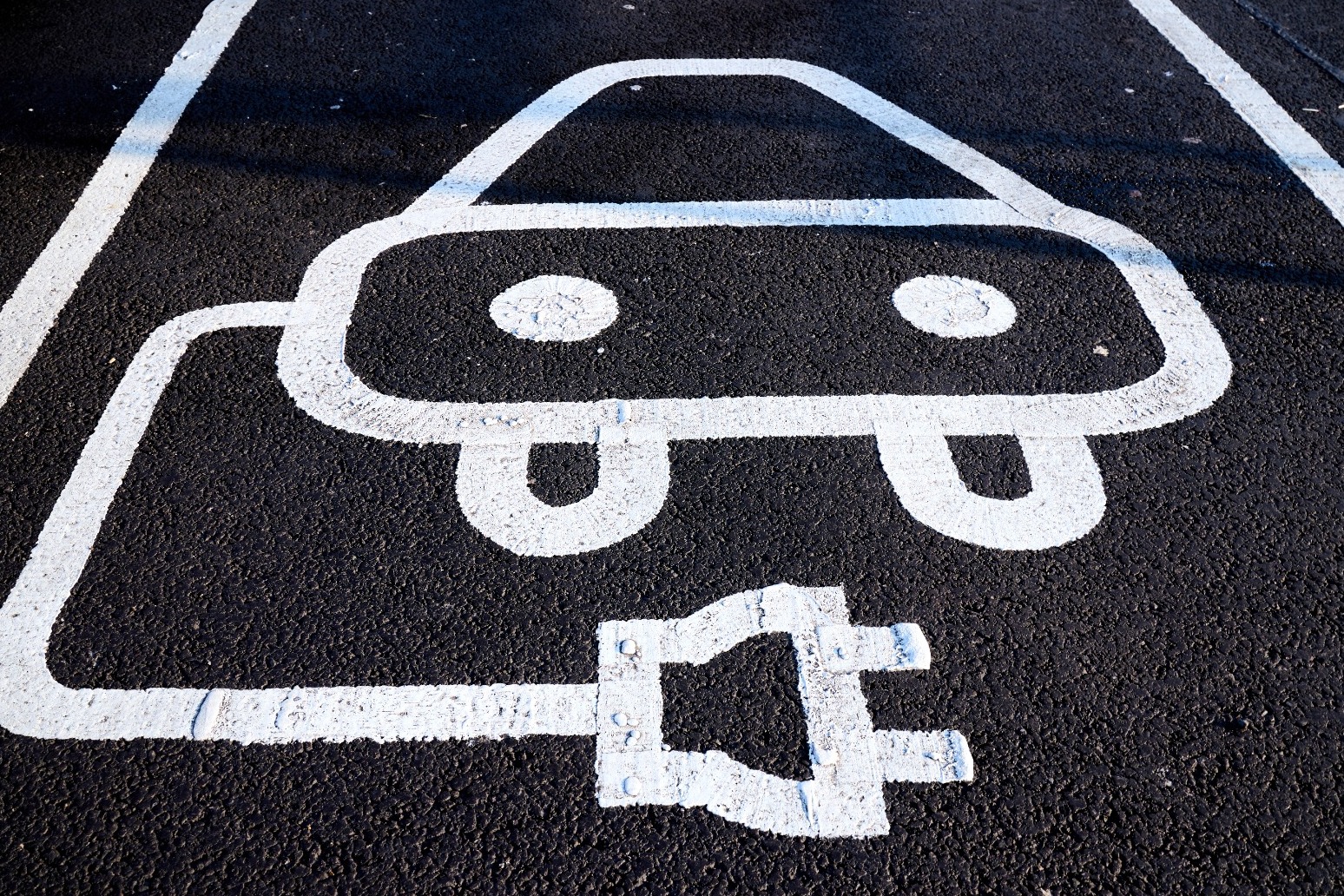 Most electric car owners unhappy with public charging infrastructure – survey 