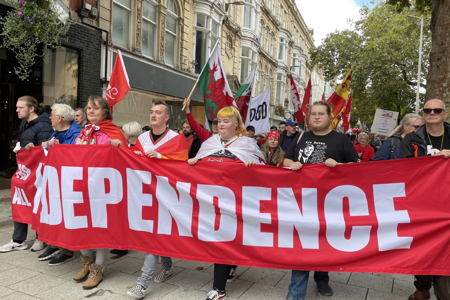 Thousands join march calling for Welsh independence 