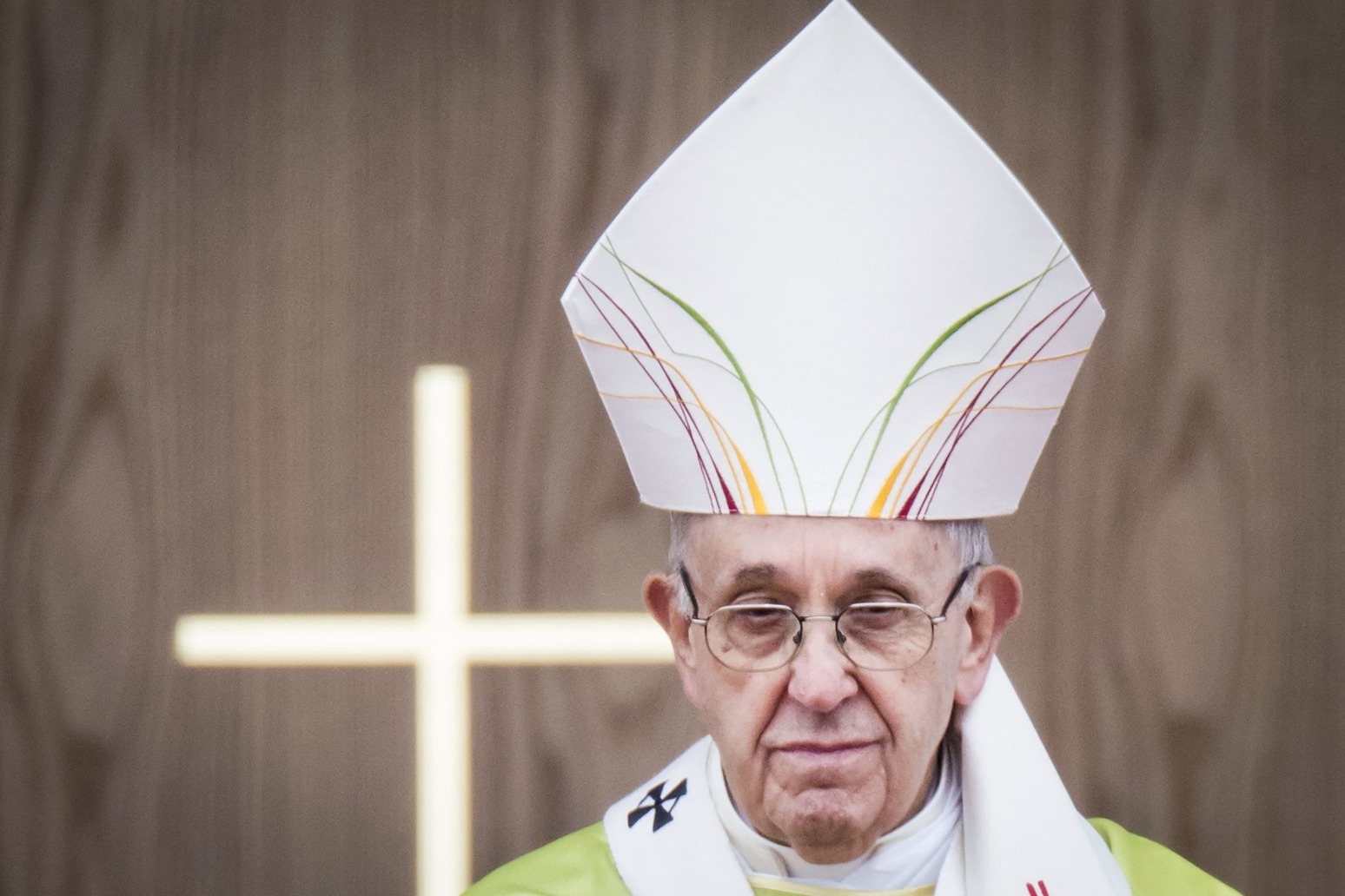 Pope uses Christmas message to lament ‘icy winds of war buffeting humanity’ 