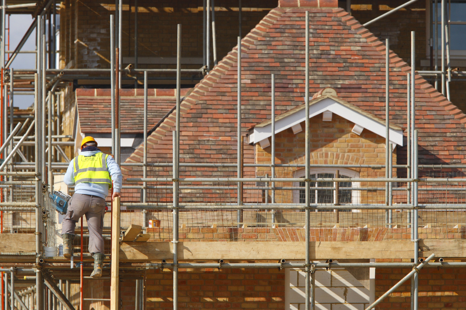 Persimmon slows housebuilding rate as market conditions bite 