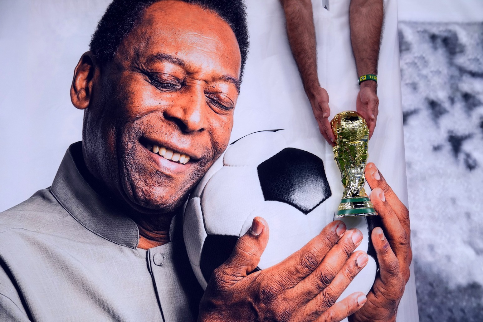 Fans mourn Pele at public viewing in Brazil stadium 
