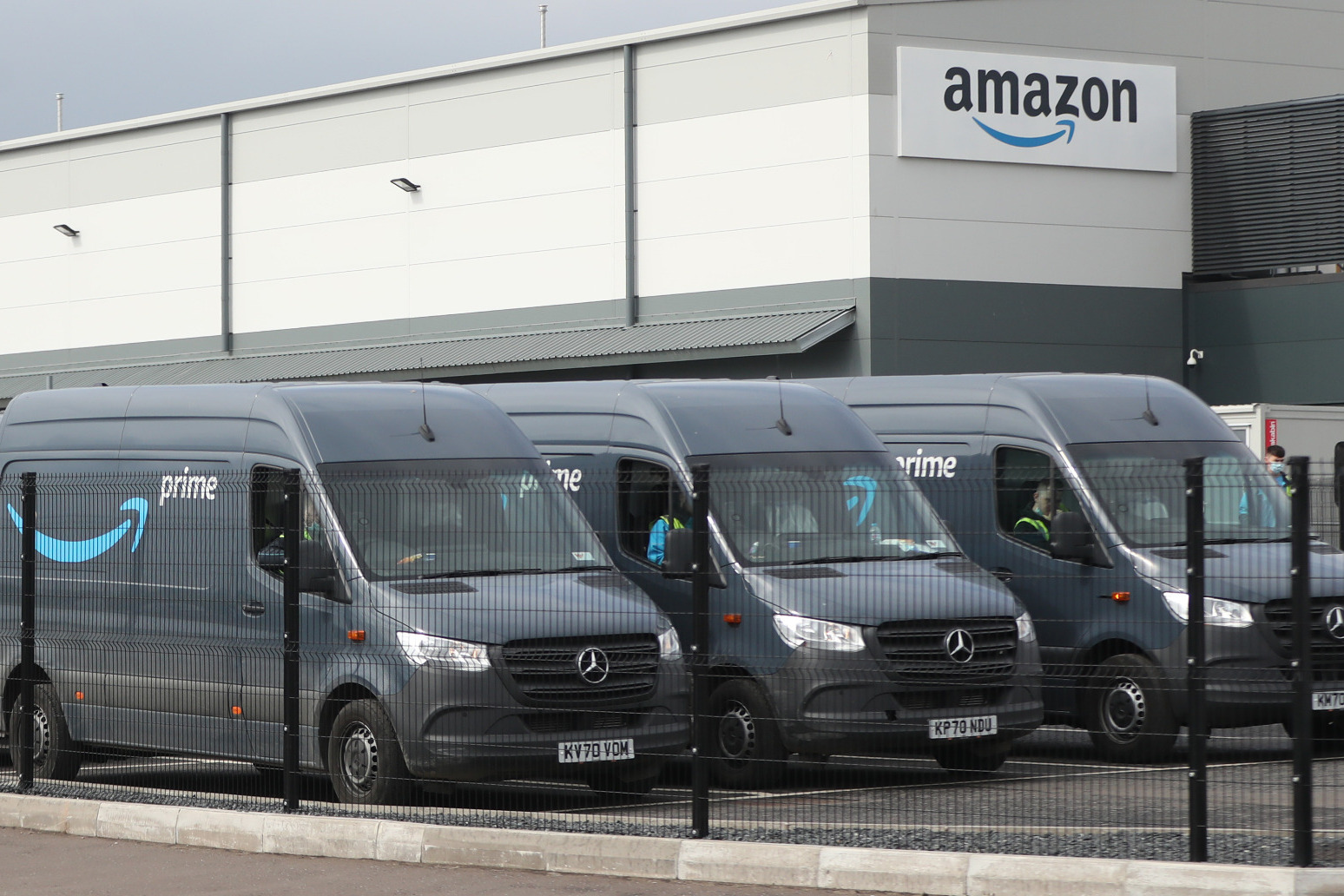 Amazon announces pay rise for UK staff of at least £1 an hour 