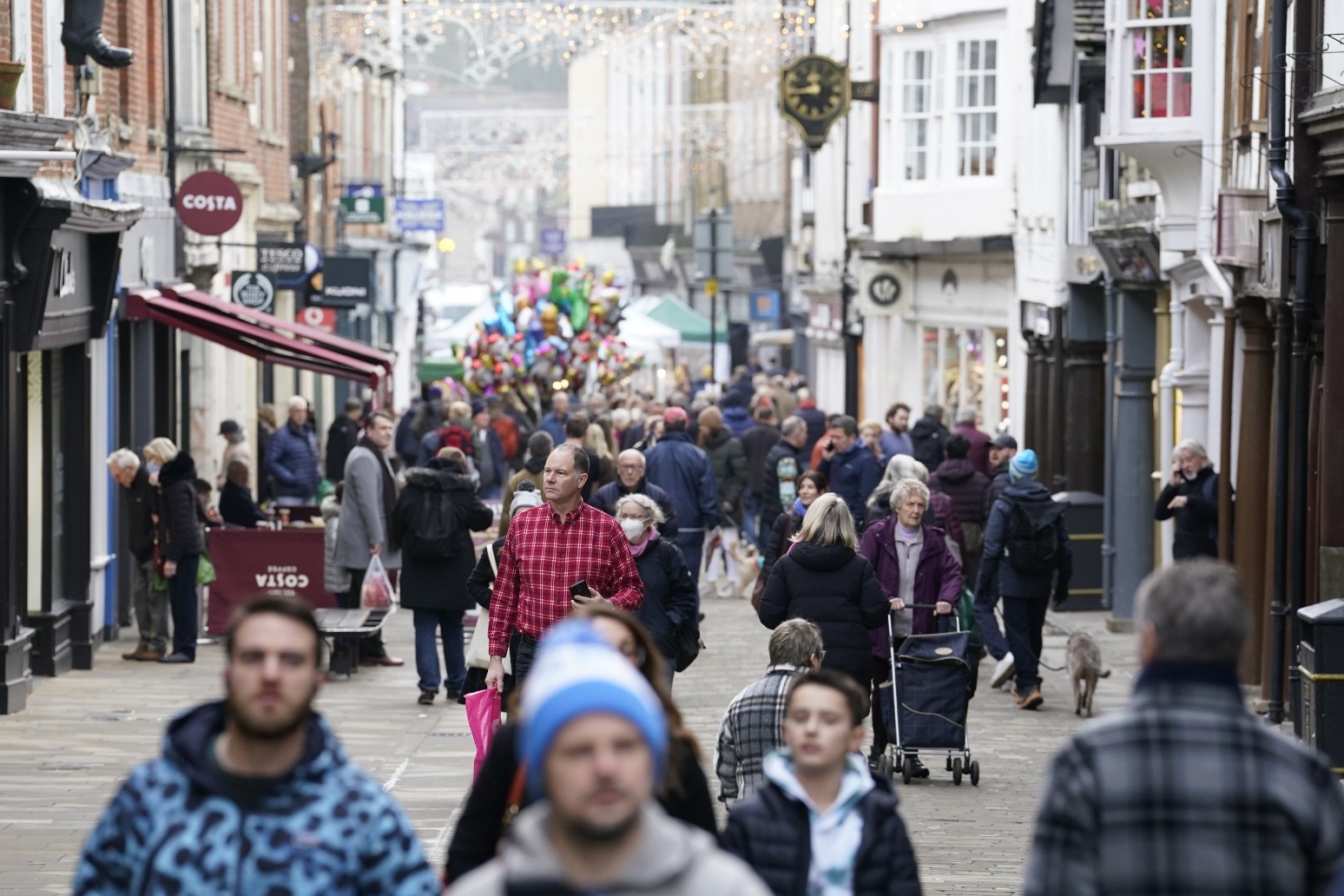 December shopper footfall reaches highest level since start of pandemic 