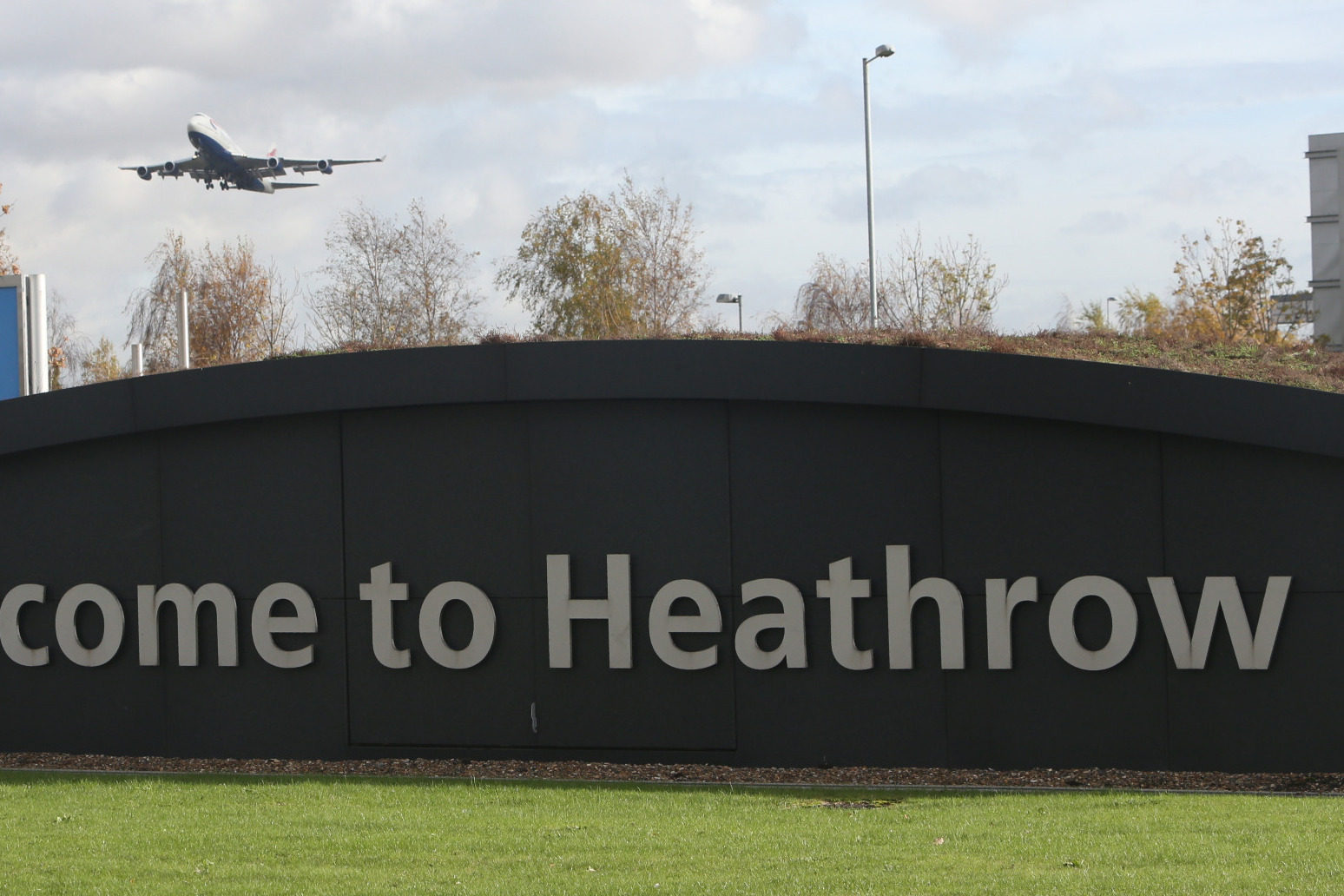 Heathrow told to cut passenger charges amid demand rebound 