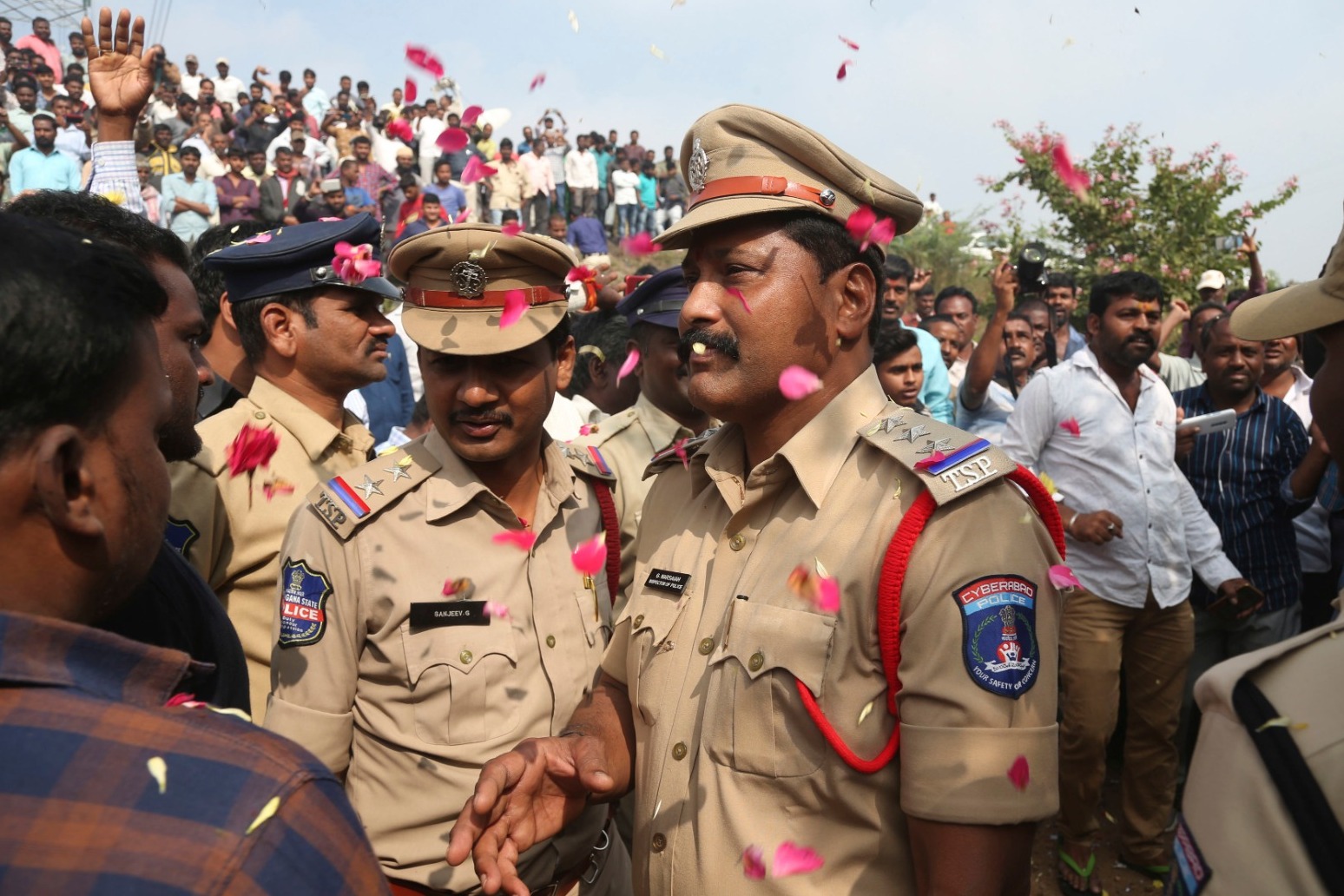 INDIAN POLICE FATALLY SHOOT FOUR SUSPECTS IN GANG-RAPE CASE 