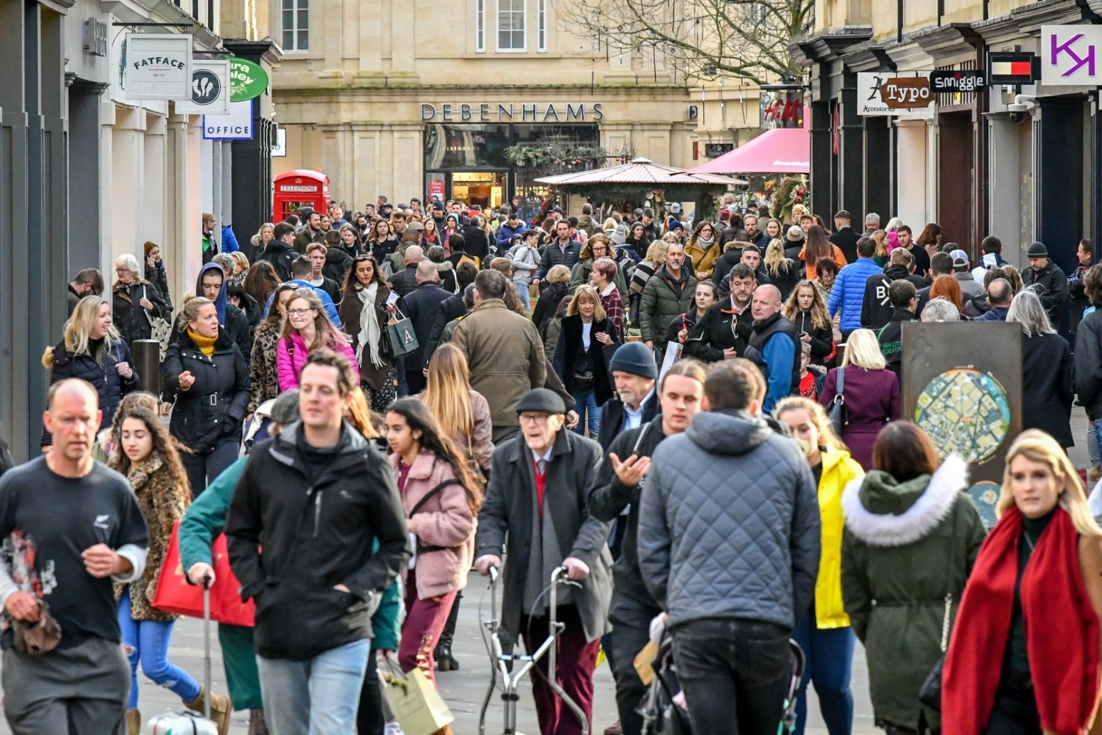 NO LAST-MINUTE \'DADS\' DASH\' FOR HIGH STREET SHOPS ON CHRISTMAS EVE 