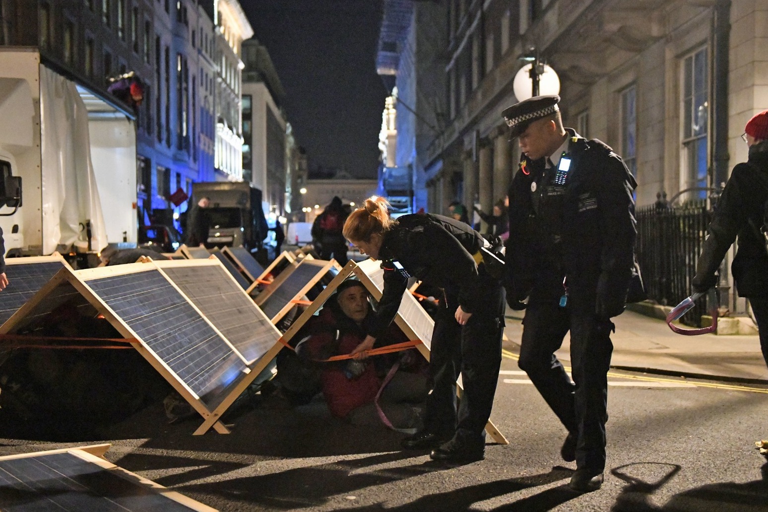 Greenpeace protesters block BP headquarters on new Boss\'s first day 