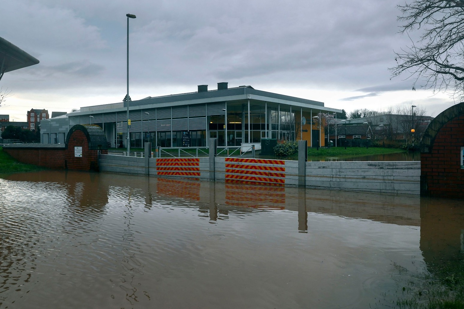 Homes remain under threat from rising flood levels 