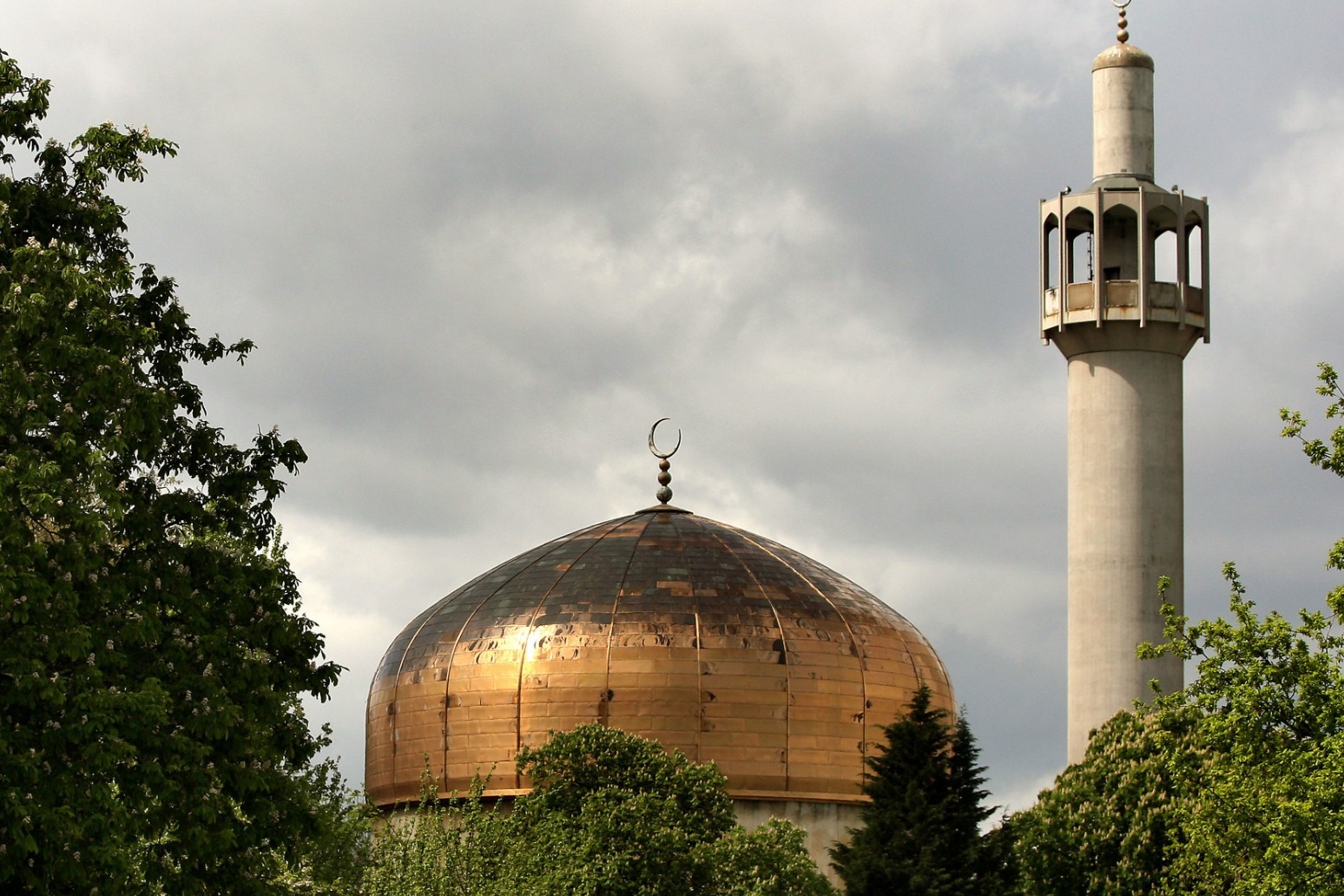 Man arrested on suspicion of attempted murder outside a London mosque 