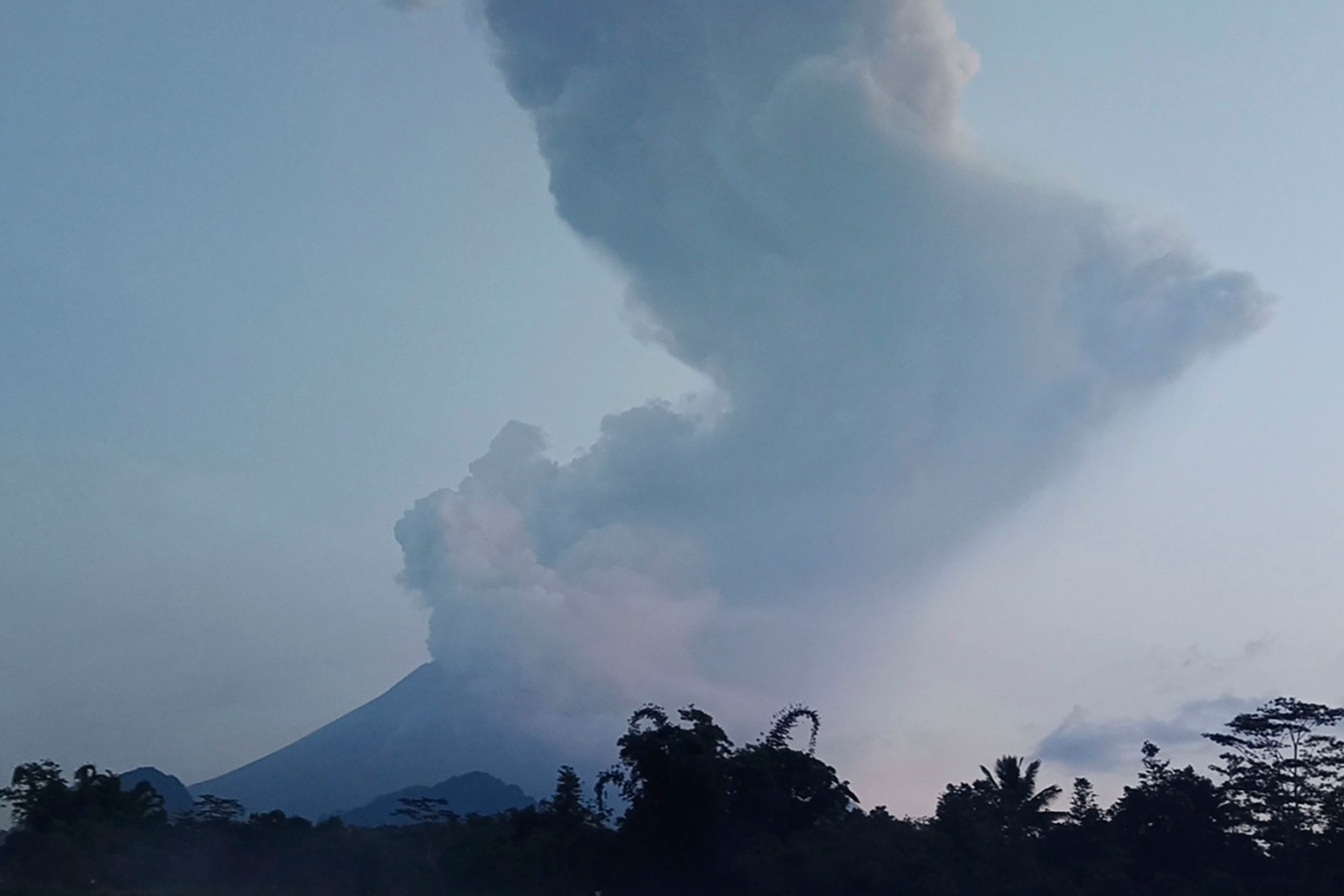 Indonesia\'s most active volcano erupts 