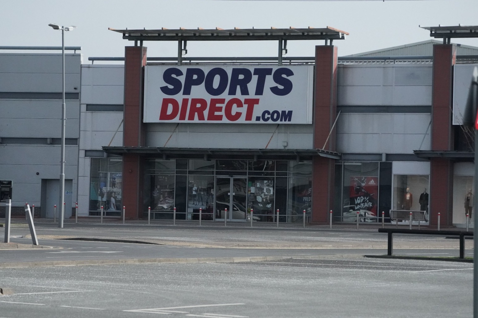 Sports Direct stores to shut after u-turn 