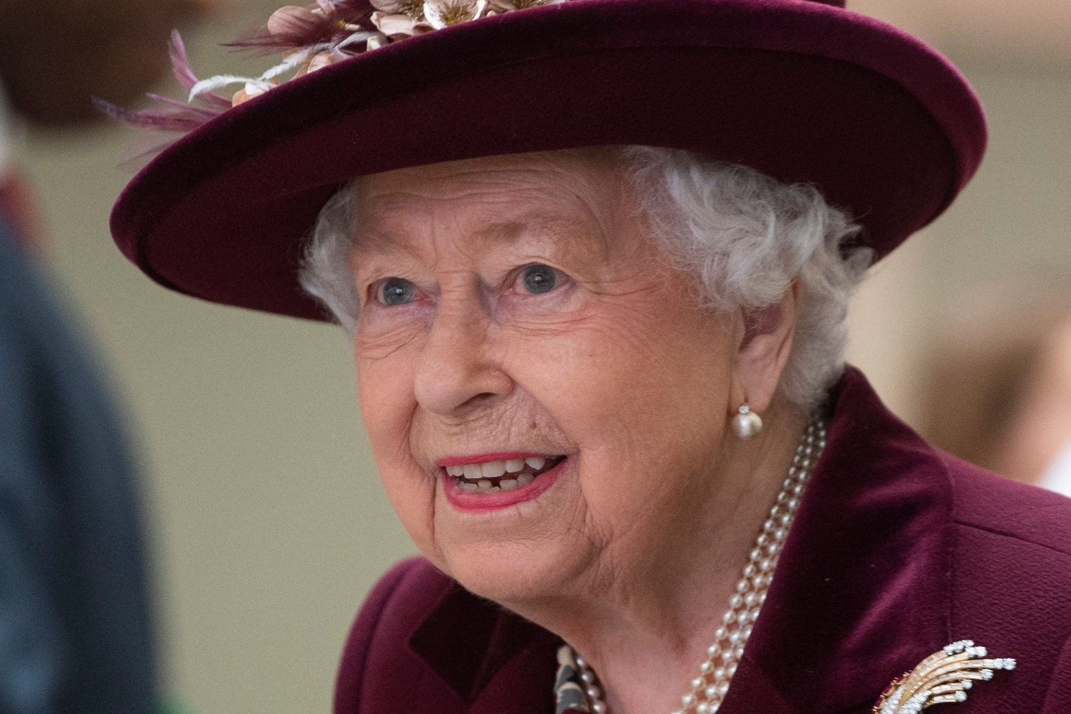 Queen urges nation to show strength in response to coronavirus 
