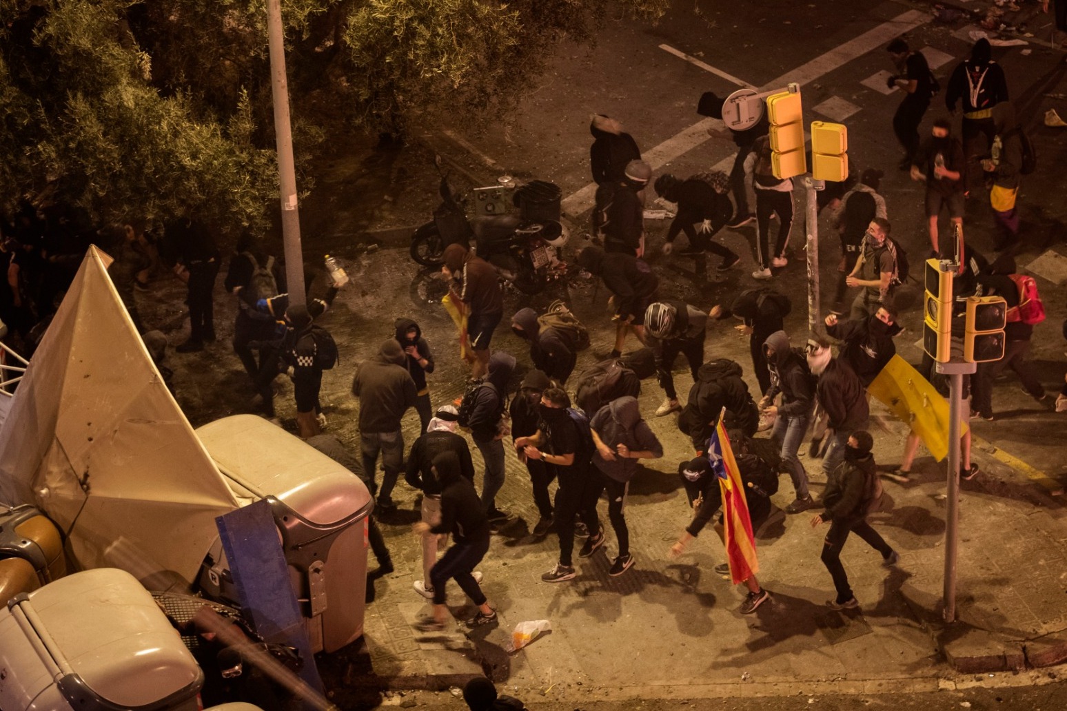 POLICE FIRE TEAR GAS AND RUBBER BULLETS IN BARCELONA 
