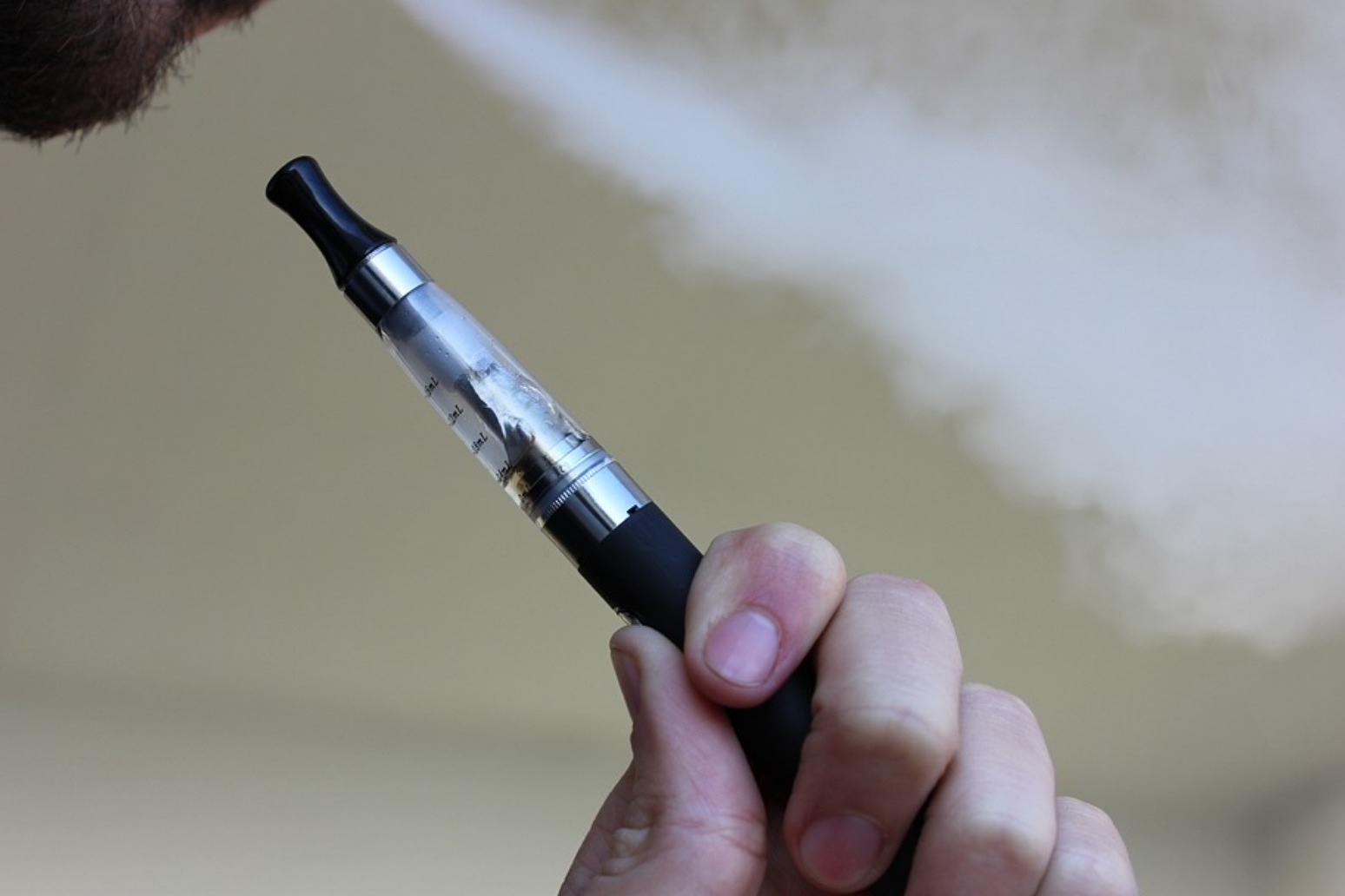 Health experts call for a more extensive use of e-cigarettes to help people quit smoking 