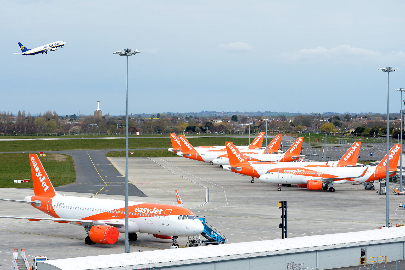 Easyjet to hold general meeting to discuss plans 