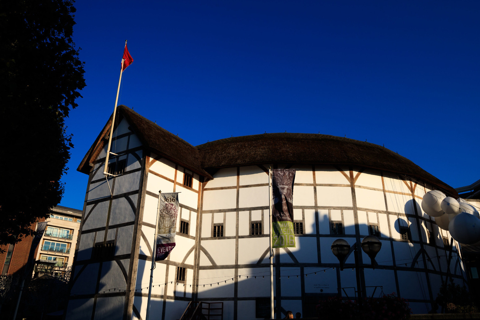 Shakespeare\'s Globe theatre at risk of closure 