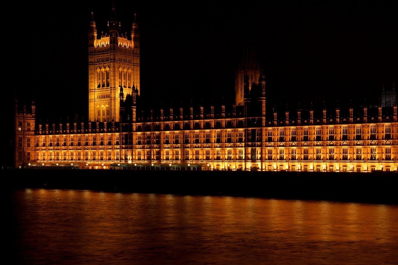 Theresa May wins confidence vote 