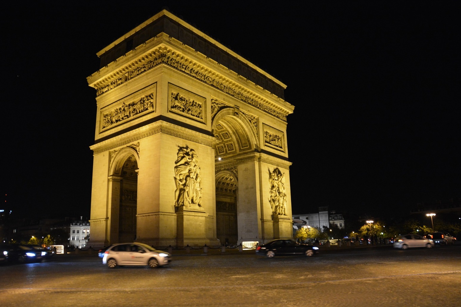 Thousands of \'yellow vests\' hit French streets in fifth Saturday of protests 