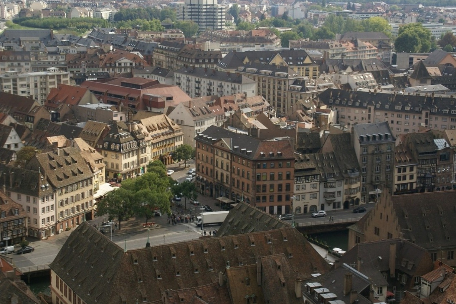 Strasbourg attacker shot dead by police 