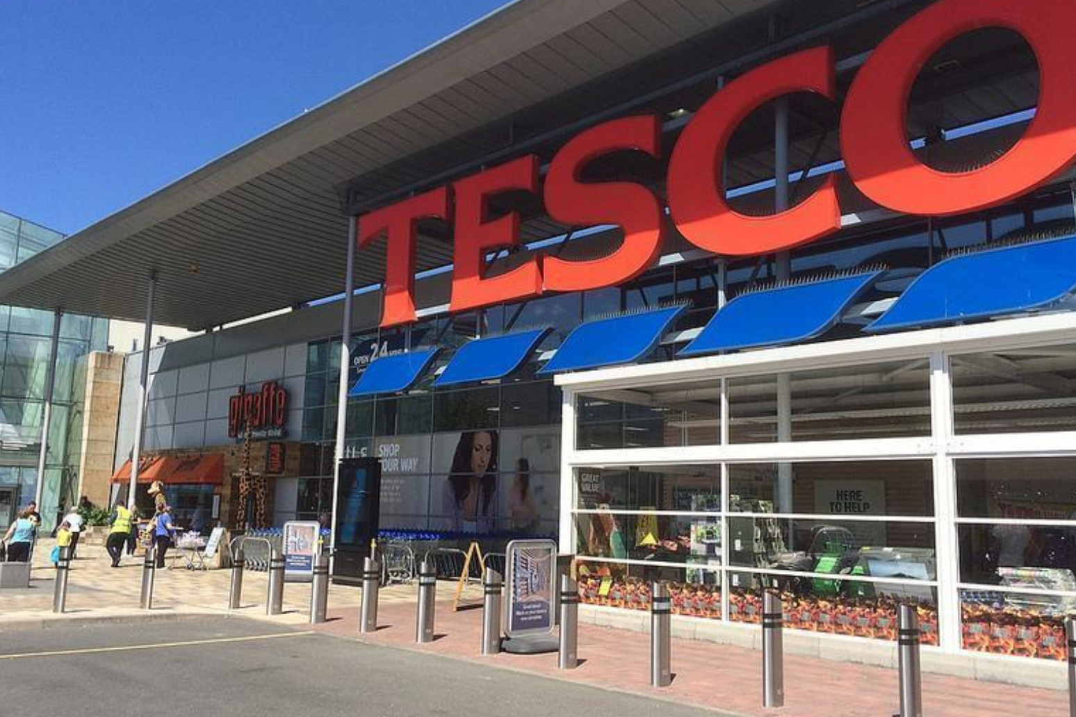 Tesco pledges price match to tackle rival supermarket chain 