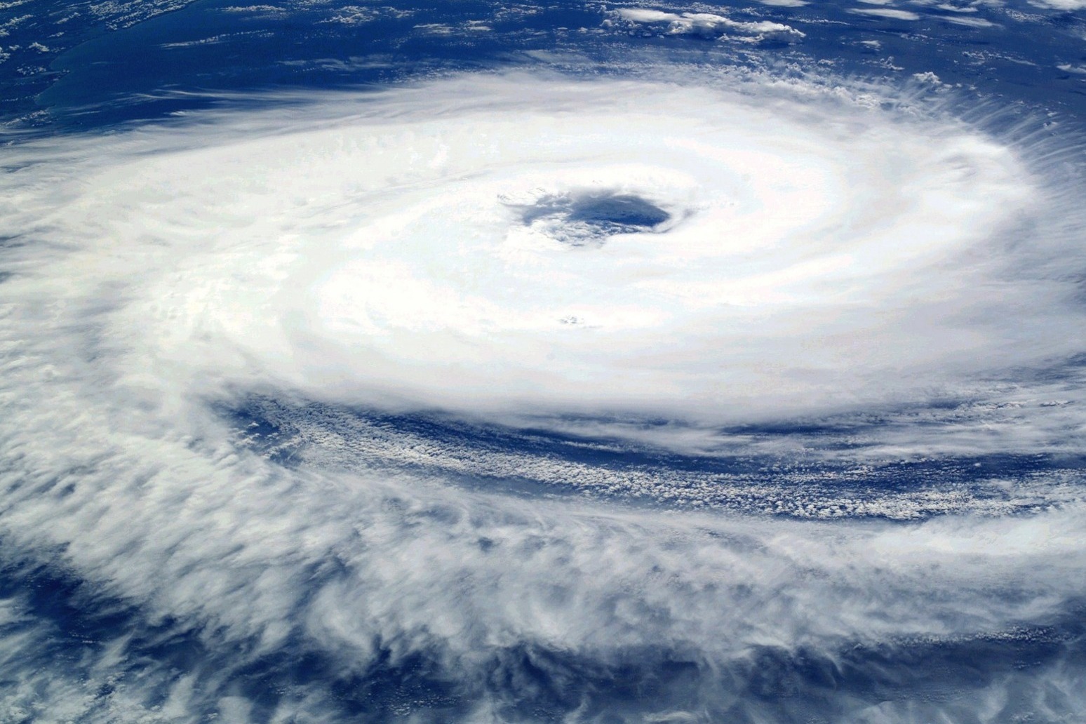 India plans to evacuate 800,000 as cyclone nears east coast 