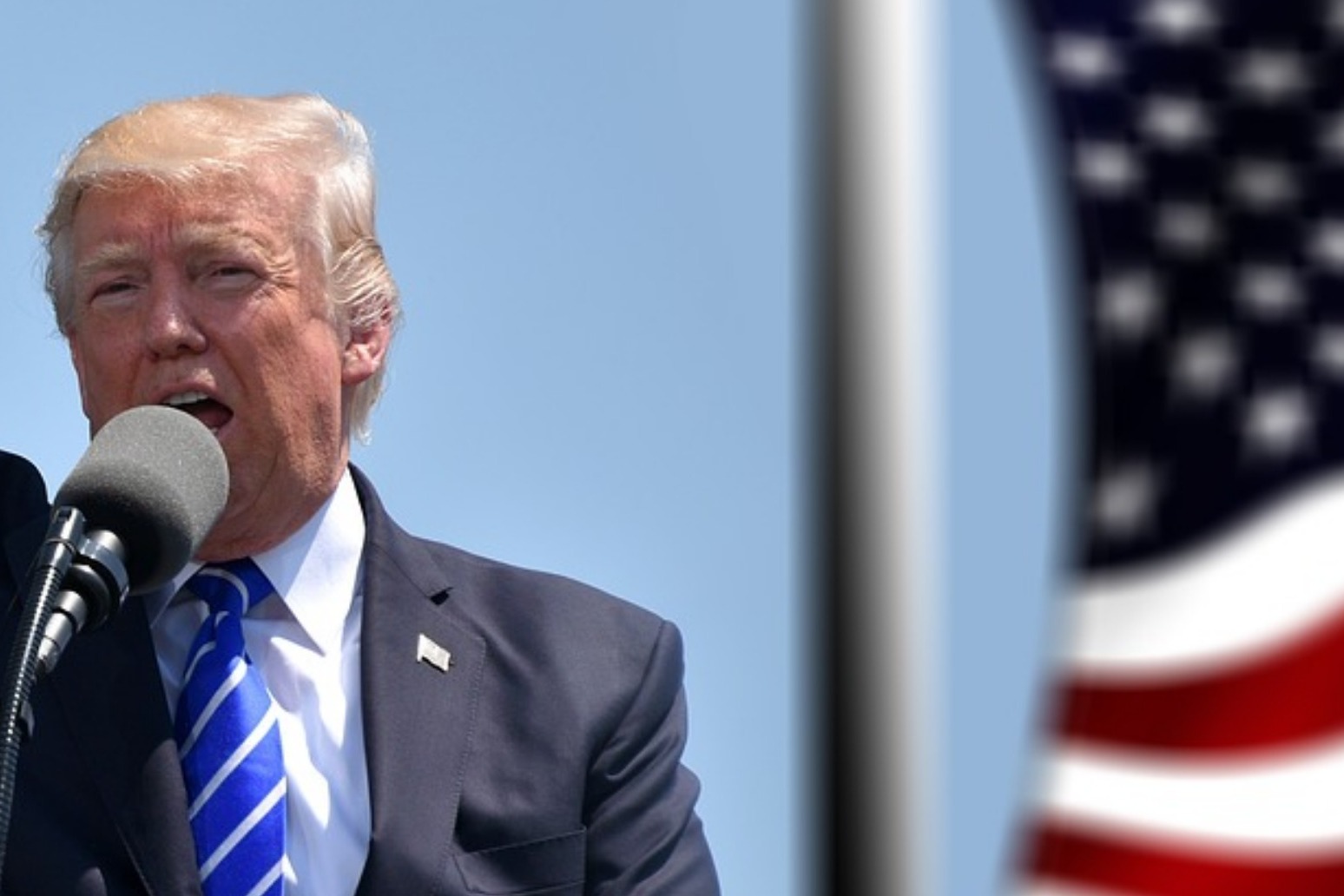 Trump increases pressure on China over tariffs 